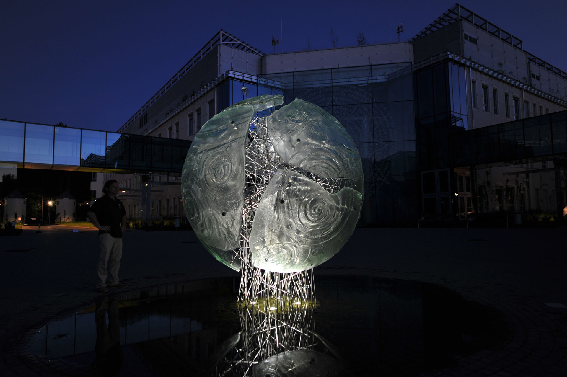 Artistic glass at night by Archiglass, Tomasz Urbanowicz, Creation Process, The Big Bang at Bialystok University Campus, Bialystok, Poland