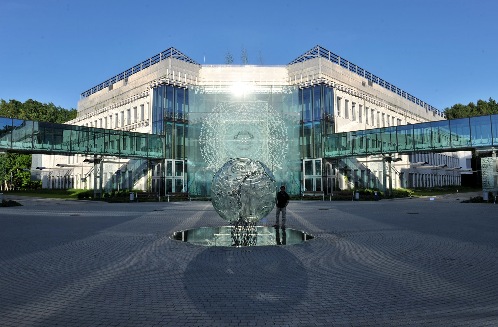 Artistic glass by Archiglass, Tomasz Urbanowicz, Creation Process, The Big Bang at Bialystok University Campus, Bialystok, Poland