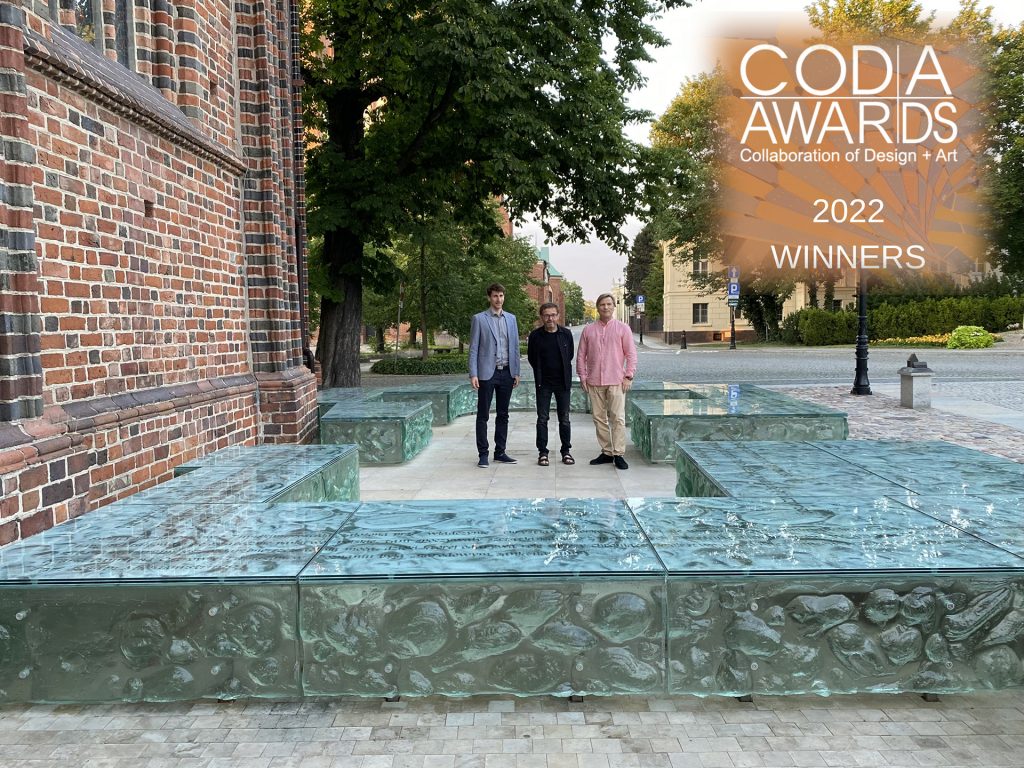 Autorzy przy szklanym Palatium w Poznaniu z nagrodą CODAworx 2022