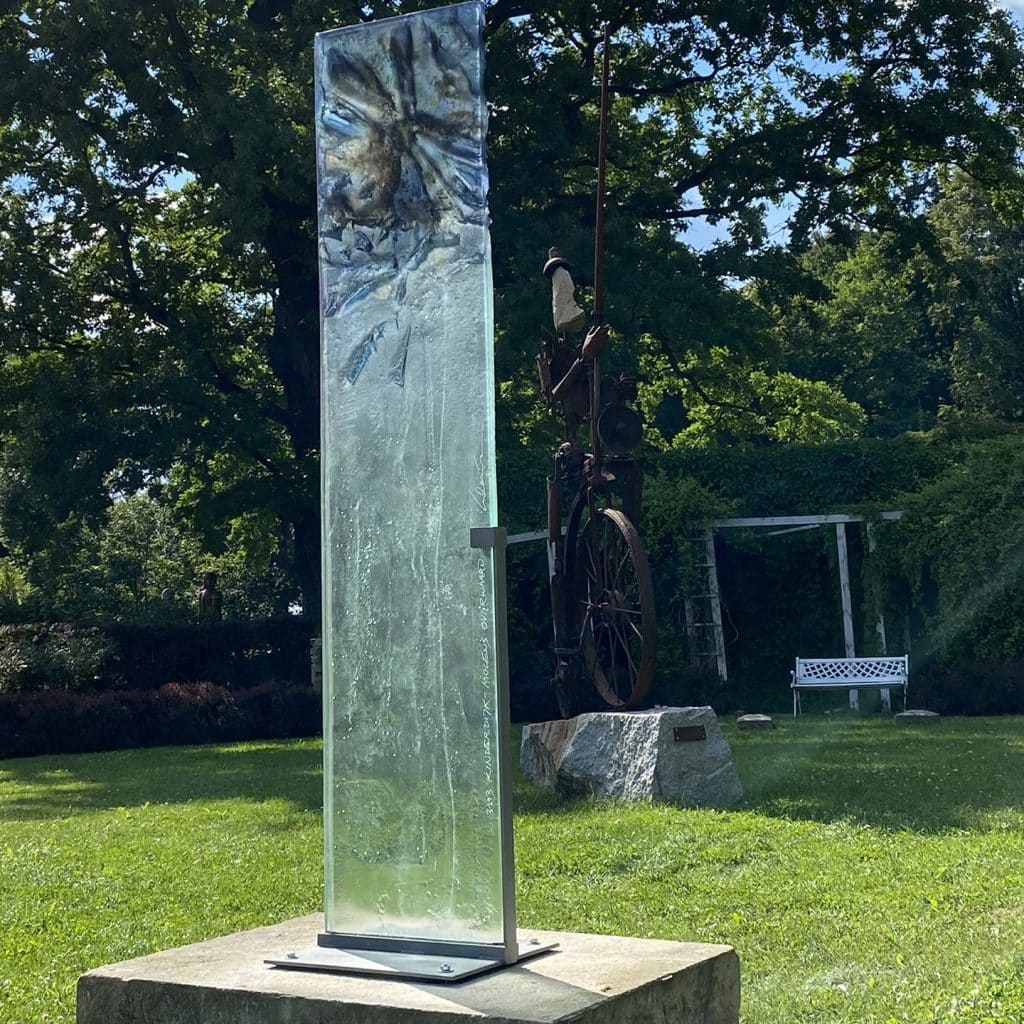 Rzeźba ze szkła w ogrodzie